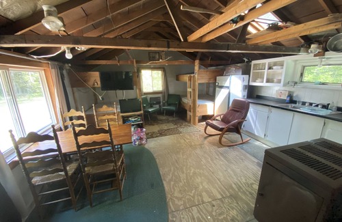 Addison Cabin | Comfy Woodland Camp Privacy withinin minutes of local amenities and attractions!