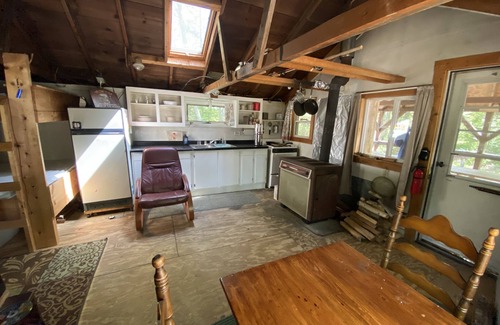 Addison Cabin | Comfy Woodland Camp Privacy withinin minutes of local amenities and attractions!