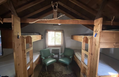 Addison Cabin | Comfy Woodland Camp Privacy withinin minutes of local amenities and attractions!