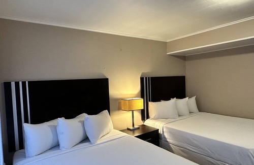 Saratoga Springs Hotel | Community Court Motel