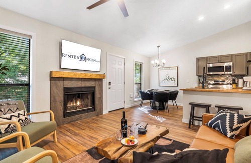 Kimberling City House | Community Outdoor Pool, Boat Slip, Pickleball & More-Free Tickets w Upgraded Bungalow