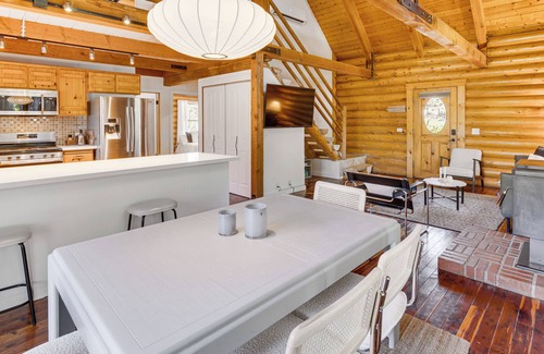 Pine Mountain Club Cabin | Community Pool: Modern Cabin in Pine Mountain Club