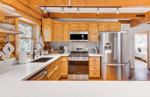 Pine Mountain Club Cabin | Community Pool: Modern Cabin in Pine Mountain Club