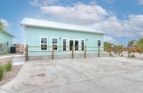 Port Aransas RV Rental | Community Pool, In Town, Dog Park, Fishing, WIFI, Laundry Room, Walking Paths