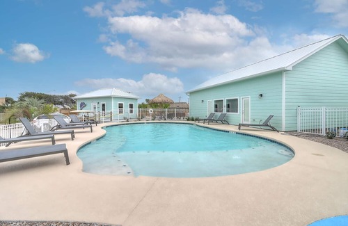 Port Aransas RV Rental | Community Pool, In Town, Dog Park, Fishing, Wifi, Laundry Room, Walking Paths