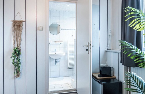 Zoutelande House | Compact suite in Zoutelande - Relax by the sea with a private bathroom.
