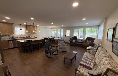 Lakeside Cottage | Complete Remodel for 2025 in Prime Location in Lakeside!
