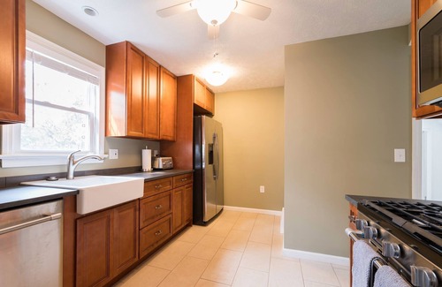 Cleveland House | Completely Remodeled Exterior And Interior - We're Ready To Host You !