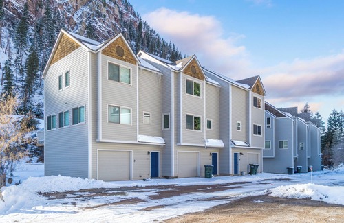 Ouray House | Completely Remodeled Townhome | On Uncompahgre River! | Walk to Town