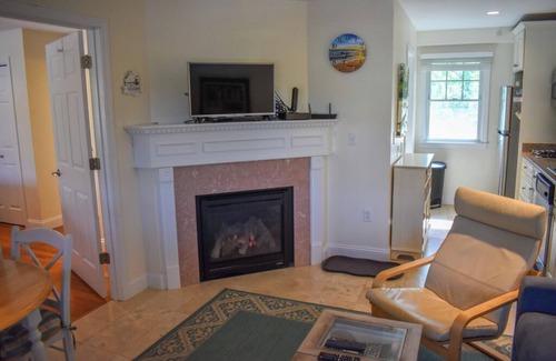 Dennis Port Condo | Completely updated 1 bedroom condo unit-steps to a shared private beach!