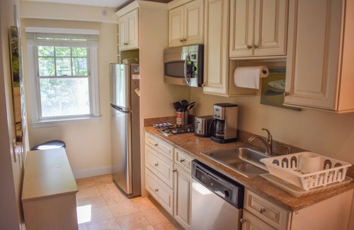 Dennis Port Condo | Completely updated 1 bedroom condo unit-steps to a shared private beach!