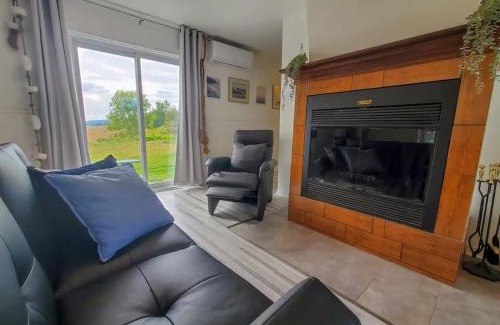 Ste Anne de Beaupre Apartment | Condo 1 - Waterfront with SPA Fireplace & Barbecue