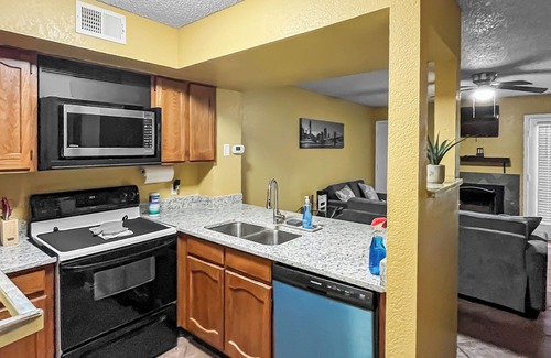 Fort Worth Condo | Condo near Dickeys arena & Will Rogers Memorial Center with Pool Hot tub access