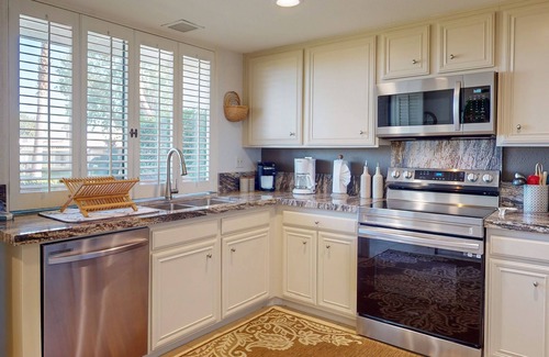 Rancho Mirage Condo | Condo on Golf Course with Private Hot Tub | On-Site Pools & Spa