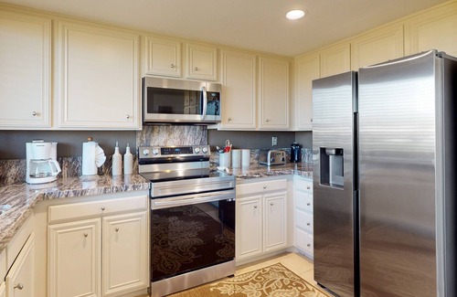 Rancho Mirage Condo | Condo on Golf Course with Private Hot Tub | On-Site Pools & Spa