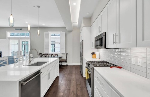 Central Business District Apartment | Condo on St. Charles - Streetcars, Parking, Pool!