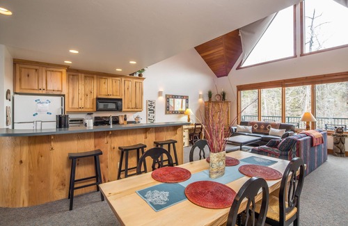 Bigfork Condo | Condo on Swan River in Downtown Bigfork, 45 minutes to Glacier Park - Qwk-wa-tah