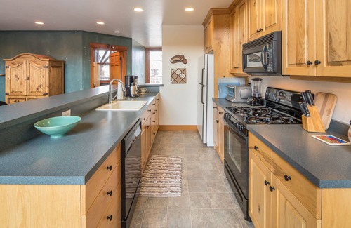 Bigfork Condo | Condo on Swan River in Downtown Bigfork, 45 minutes to Glacier Park - Qwk-wa-tah