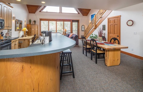 Bigfork Condo | Condo on Swan River in Downtown Bigfork, 45 minutes to Glacier Park - Qwk-wa-tah