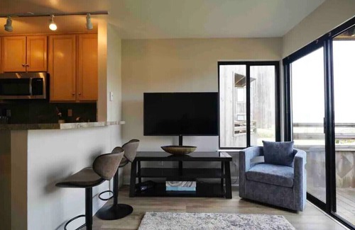 Monterey Condo | Condo on the beach. Walk to the beach. Sleeps 4. Beautiful sunsets. Idyllic.