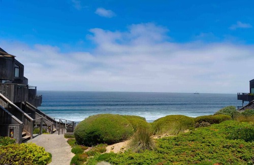 Monterey Condo | Condo on the beach. Walk to the beach. Sleeps 4. Beautiful sunsets. Idyllic.
