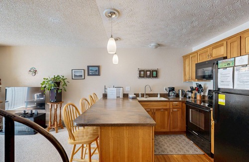 Alyeska Condo | Condo with Mountain views and access to hiking & skiing