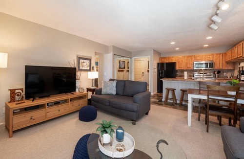 Fraser Condo | Condo with New Hot Tub + Outdoor Seating - Versatile Rental - Multiple Balconies