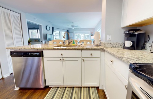 Isle of Palms Condo | Condo with partial ocean views and beach and complex pool access