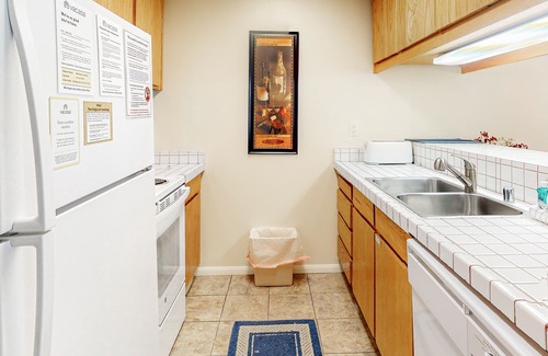 Mammoth Lakes Condo | Condo with Shared Pools, Hot Tub & Washer/Dryer - Great Location for Skiing