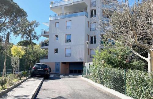 Cavalaire-sur-Mer Apartment | Confort et calme à Cavalaire : T2 climatisé avec Wi-Fi, balcon et double garage, proche centre-ville - FR-1-226B-186