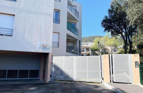 Cavalaire-sur-Mer Apartment | Confort et calme à Cavalaire : T2 climatisé avec Wi-Fi, balcon et double garage, proche centre-ville - FR-1-226B-186