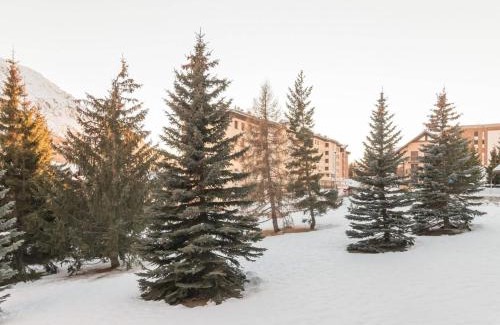 Montgenevre Apartment | Confortable studio 2 pers. à Montgenèvre, balcon ouest, bien équipé, parking, options WiFi et linge - FR-1-330D-22