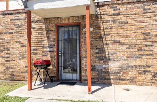 South Arlington Apartment | Congeniality and Comfort. All the essentials with class, 2 nights? 2 weeks? Stay, relax, work, or go out for fun.