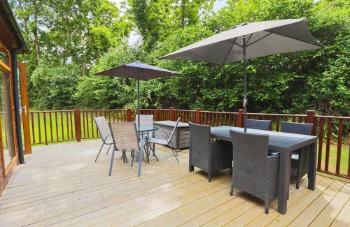 Liverton House | Conkers Lodge for 6 with Hot Tub & Secluded Decking - Spa Resort in Devon