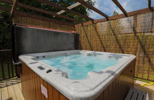 Liverton House | Conkers Lodge for 6 with Hot Tub & Secluded Decking - Spa Resort in Devon