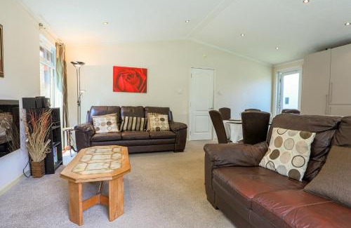 Liverton House | Conkers Lodge for 6 with Hot Tub & Secluded Decking - Spa Resort in Devon