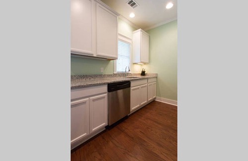 Historic Downtown Savannah Cottage | Connemara Cottage in Historic District - Featuring Local Art