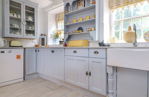 Saint Erth Praze Cottage | CONNIE'S COTTAGE, pet friendly, with open fire in Porthleven