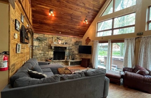 Stahlstown House | Contact Free Check In/Out Mtn Escape, Private Hot Tub, Fire Pit & Fireplace
