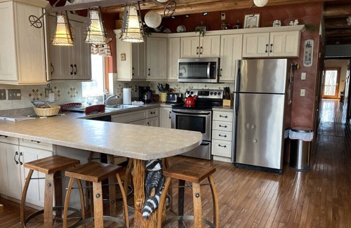 Stahlstown House | Contact Free Mtn Escape, Private Hot Tub, Fire Pit, Pet & Family Friendly