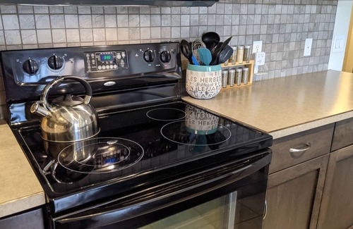 South Pandosy Condo | CONTACT HOST BEFORE REQUESTING TO BOOK - SEE DESCRIPTION BELOW