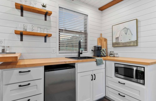 Waco House | Container home with rooftop views and pickleball