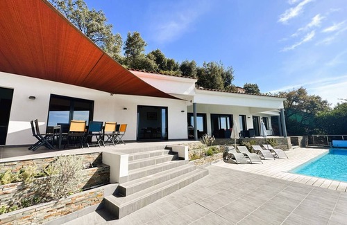 La Londe-les-Maures House | Contemporary villa for 8 people with air conditioning a large heated pool and panoramic sea.