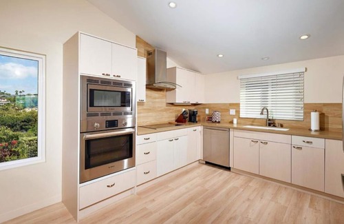 Solana Beach House | Contemporarily Designed Townhome With Fabulous Ocean Views !