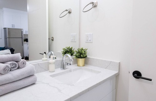 Guildford House | Contemporary 2 bedroom suite in beautiful neighborhood