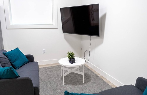 Guildford House | Contemporary 2 bedroom suite in beautiful neighborhood