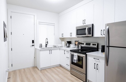 Guildford House | Contemporary 2 bedroom suite in beautiful neighborhood
