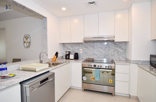 Umm Suqeim 3 Apartment | Contemporary 2BR Gem in Madinat Jumeirah - RAH