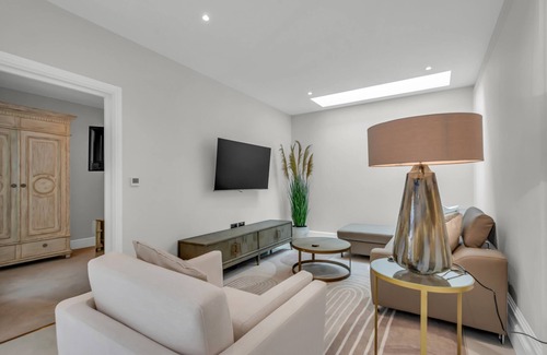 Haringey Apartment | Contemporary 3BR duplex garden apartment