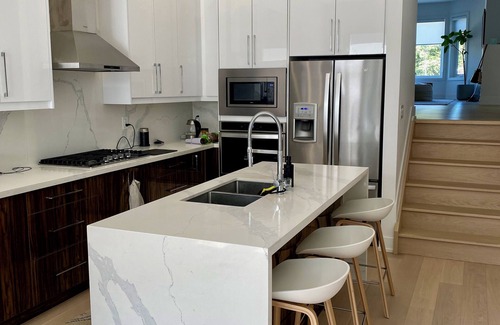 New Toronto House | Contemporary 3BR Family-Friendly Oasis Close to the Lake